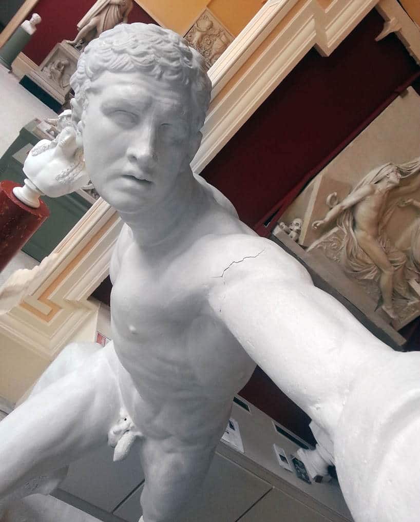 standbeeld maakt selfie