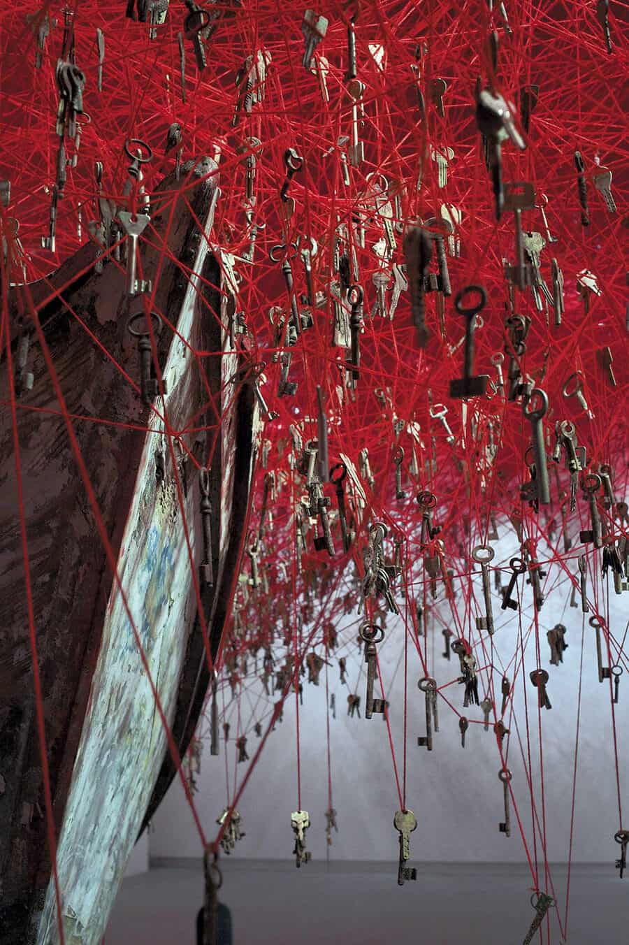 rode draad en sleutels door Chiharu Shiota