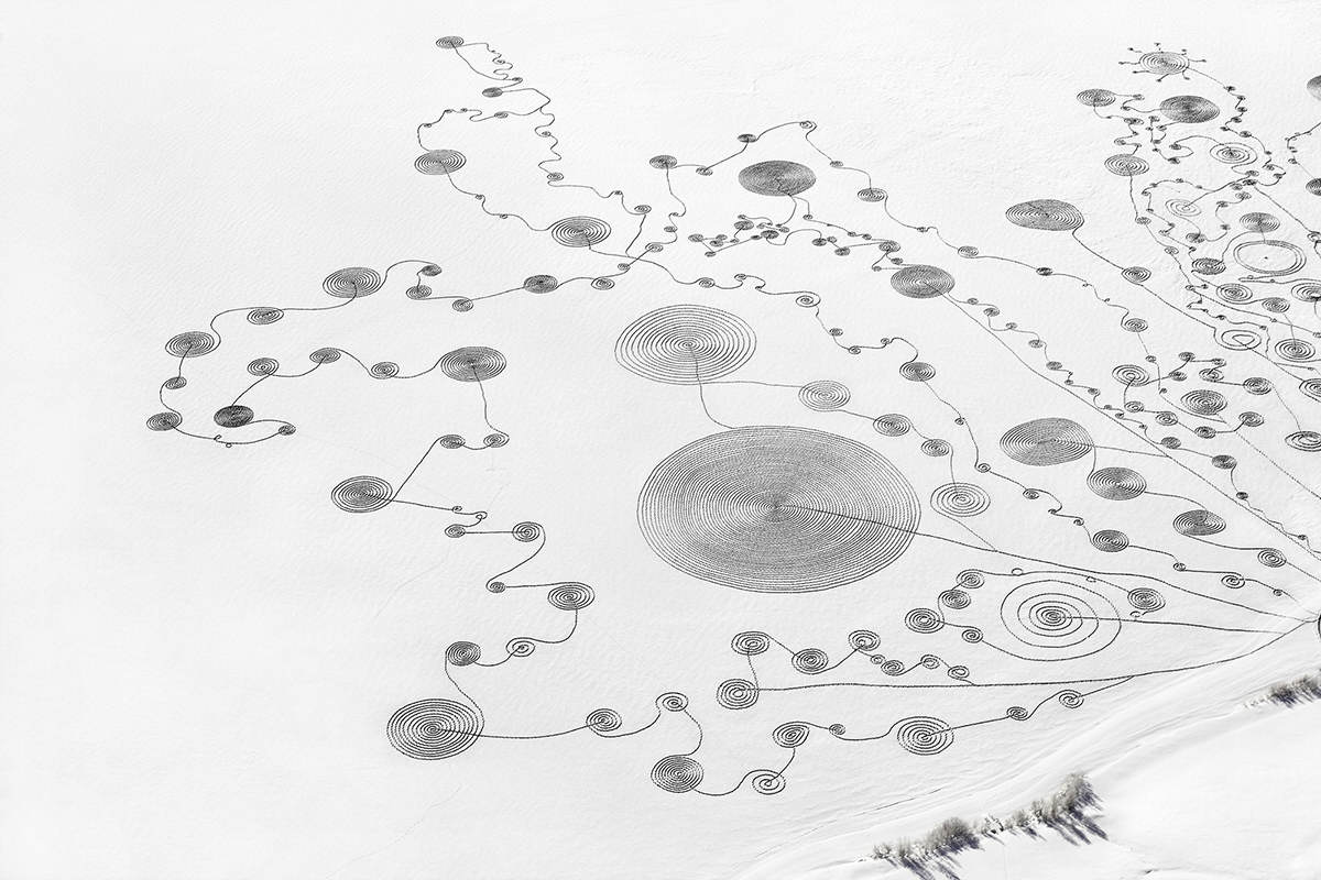 Reusachtige tekeningen in de sneeuw
