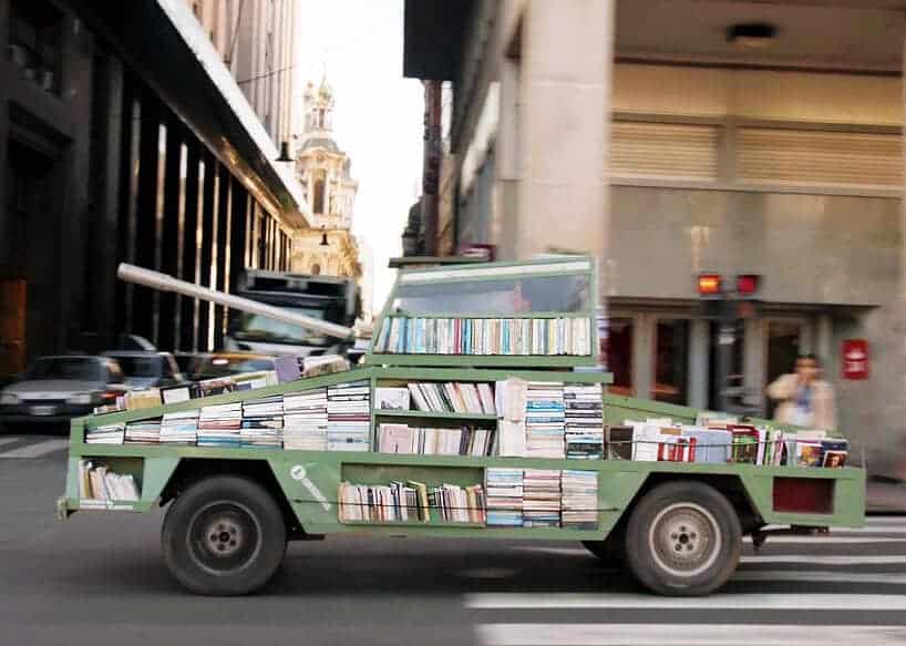 Raul Lemesoff bezorgt boeken in zelfgebouwde tank